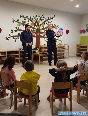 policjanci na spotkaniu z dziećmi