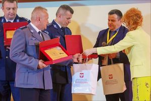 policjanci odbierają nagrody
