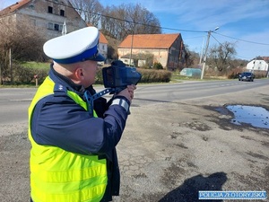 policjant mierzy prędkość