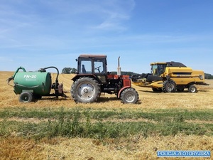 kombajn i traktor na polu