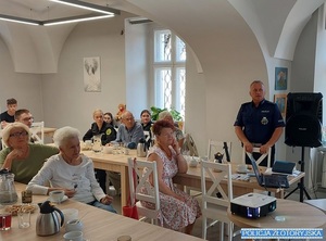 uczestnicy debaty rozmawiają