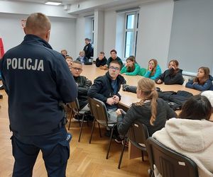 młodzież na spotkaniu w komendzie policji