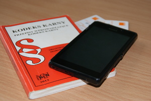 telefon leżący na kodeksie