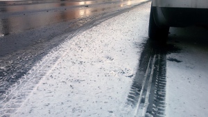 ślad opony na śniegu