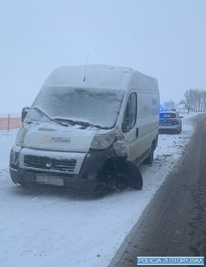 bus stojący na poboczu, w tle radiowóz