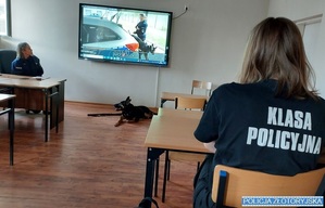 Zajęcia w klasach mundurowych z policyjnym psem i jego przewodnikiem
