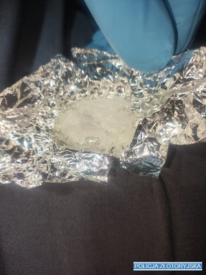 biała krystaliczna substancja w folii aluminiowej