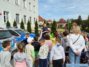 dzieci na spotkaniu z policjantami