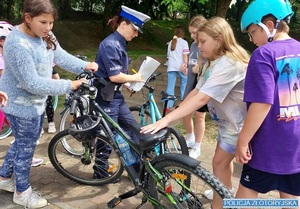 dzieci zdające egzamin i policjantka ruchu drogowego