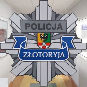 policyjna gwiazda z napisem POLICJA ZŁOTORYJA