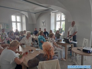 policjanci, leśnicy i bankowcy na spotkaniu z seniorami