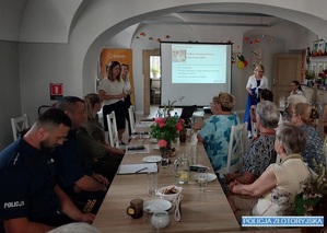 policjanci, leśnicy i bankowcy na spotkaniu z seniorami