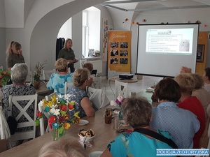 policjanci, leśnicy i bankowcy na spotkaniu z seniorami