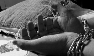 ręce oplecione łańcuchem