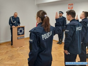 policjanci w trakcie ślubowania