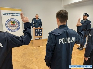 policjanci w trakcie ślubowania