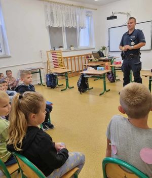 policjanci na spotkaniach z dziećmi