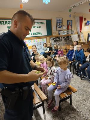 policjant na spotkaniu z dziećmi