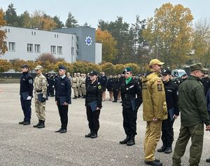 uczniowie odbierają nagrody