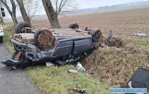 auto leżące w rowie na dachu