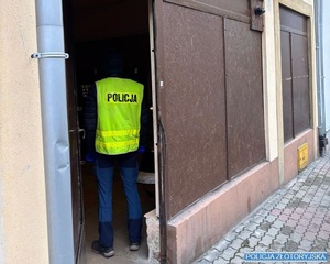 policjanci w nielegalnych kasynach