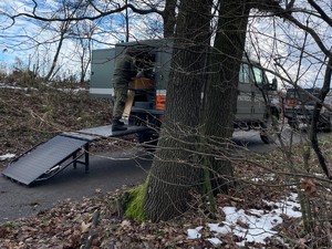 pocisk moździerzowy pokryty rdzą, pojazdy patrolu saperskiego, saper