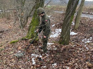 pocisk moździerzowy pokryty rdzą, pojazdy patrolu saperskiego, saper