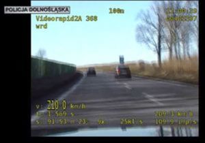 Pędził ponad 200 km/h autostradą bo… musiał „odreagować”