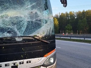 autobus z popękaną szybą