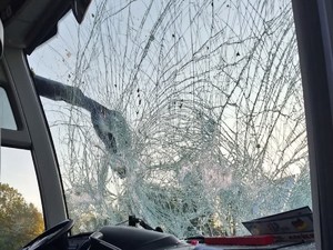 autobus z popękaną szybą