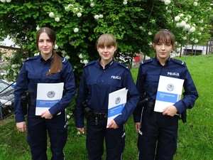 trzy policjantki w mundurach, trzymające teczki