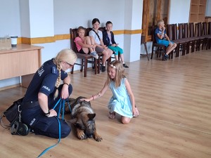 policjantka z psem służbowym którego głaszczę dziewczynka