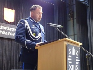policjant w mundurze galowym przemawia z mównicy