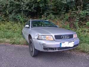 samochód marki audi znajduje się w rowie przy pasie ruchu przód pojazdu wystaje na jezdnię
