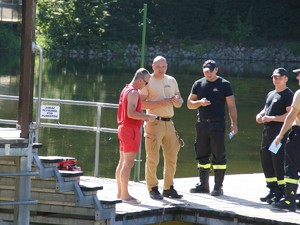na kąpielisku czterech umundurowanych strażaków rozmawia z ratownikiem