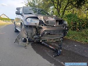 hulajnoga leżąca pod samochodem- efekt czołowego zdarzenia samochodu i hulajnogi elektrycznej