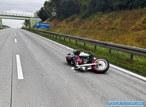 motocykl przewrócony na drodze