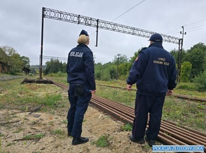 funkcjo0nariusze straży ochrony kolei i policji w obszarze torów kolejowych