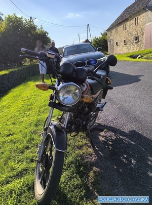 Zatrzymany kierujący motorowerem bez kasku. Kontrola drogowa ujawniła lawinę przewinień