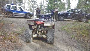 quad, w tle radiowóz