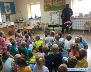 policjant w przedszkolu