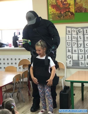 policjant w przedszkolu