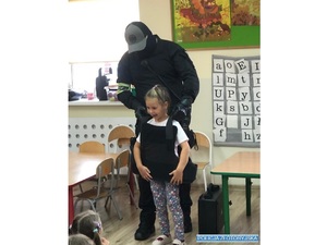 Policjant z wydziału kryminalnego z wizytą u przedszkolaków