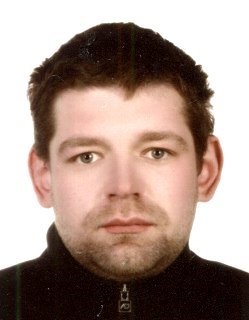 wizerunek mężczyzny poszukiwanego listem gończym