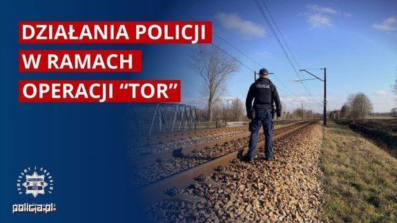 policjant w okolicy torów kolejowych
