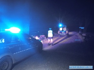 policyjny radiowóz i karetka na miejscu zdarzenia drogowego