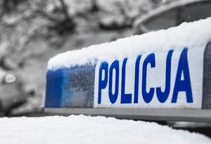 Dach radiowozu policyjnego ze śniegiem