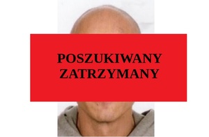 Poszukiwany z zakrytą twarzą z napisem poszukiwany zatrzymany