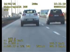 Jechał 47 km/h za szybko, był pijany i bez uprawnień – skrajnie nieodpowiedzialny kierowca zatrzymany na autostradzie.