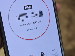 Telefon z wygenerowanym kodem BLIK